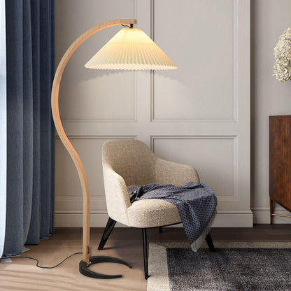 Selina – Skandinavische Stehlampe im Retro-Look