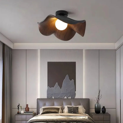Liana – Deckenlampe aus Holz und Harz: Nordische Eleganz in Lotusform