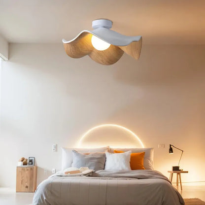 Liana – Deckenlampe aus Holz und Harz: Nordische Eleganz in Lotusform