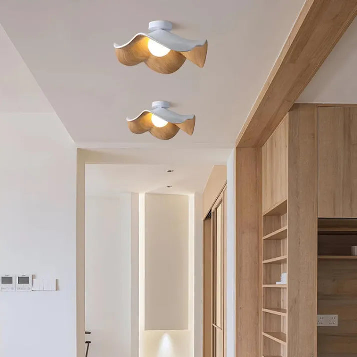 Liana – Deckenlampe aus Holz und Harz: Nordische Eleganz in Lotusform