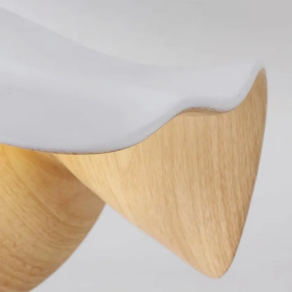 Liana – Deckenlampe aus Holz und Harz: Nordische Eleganz in Lotusform
