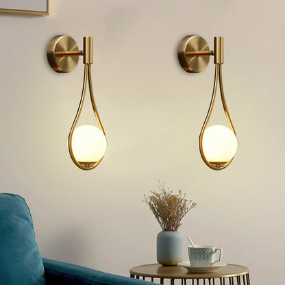 Aurora - Goldene Wandleuchte mit Glas-Globus