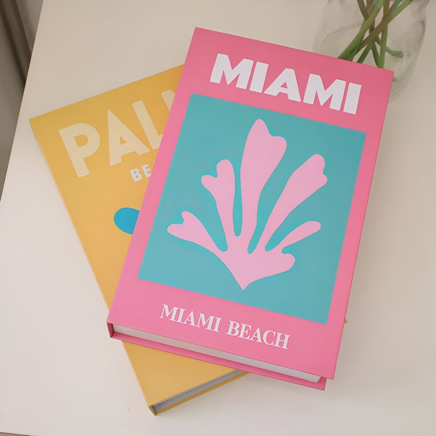 Izzy – Dekorative Bücher im einfachen Stil