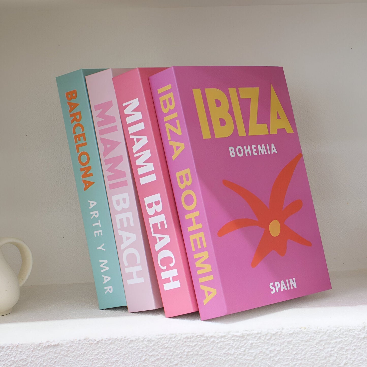 Izzy – Dekorative Bücher im einfachen Stil