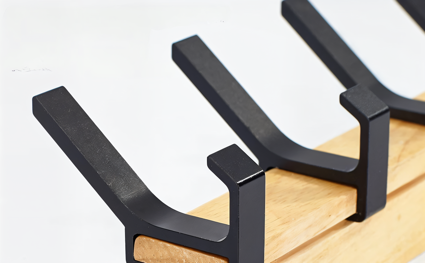 HookForm – Wandgarderobe aus Holz mit eleganten Aluminiumhaken