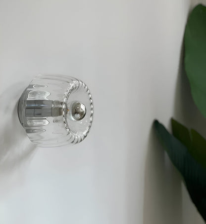 BauRib Glasleuchte – Gerippte Wandlampe im Bauhaus-Chic