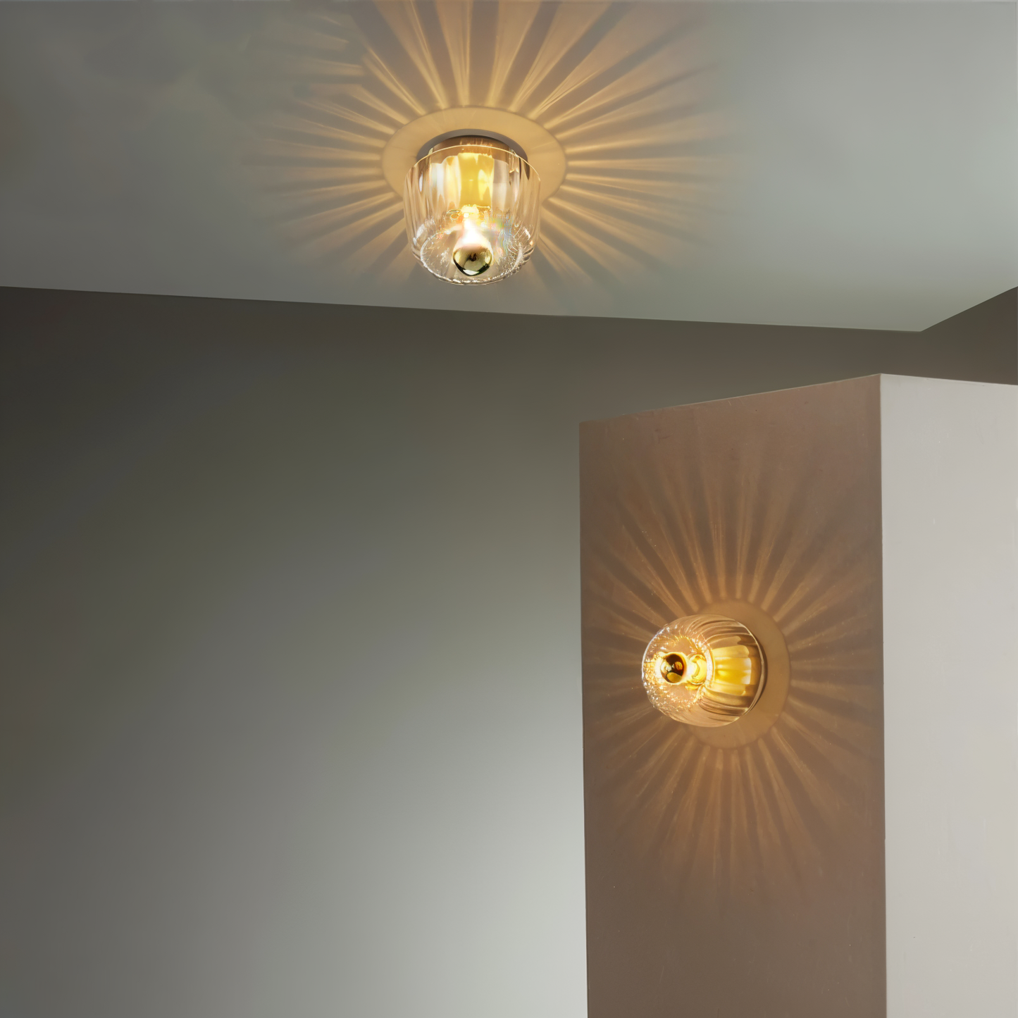 BauRib Glasleuchte – Gerippte Wandlampe im Bauhaus-Chic