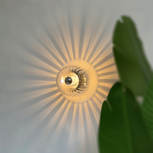 BauRib Glasleuchte – Gerippte Wandlampe im Bauhaus-Chic