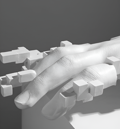 GlitchPalm – Moderne Harz-Skulptur einer abstrakten Hand in Mosaik-Optik