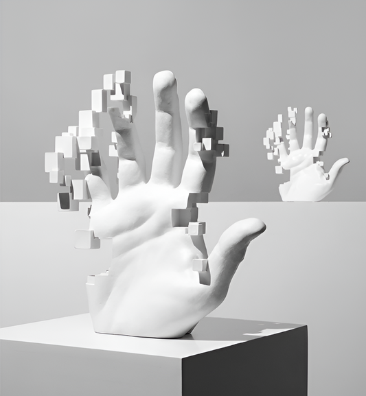 GlitchPalm – Moderne Harz-Skulptur einer abstrakten Hand in Mosaik-Optik