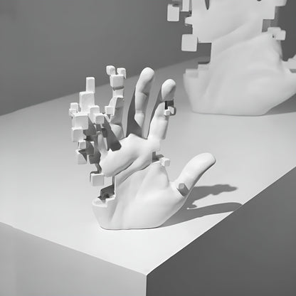 GlitchPalm – Moderne Harz-Skulptur einer abstrakten Hand in Mosaik-Optik