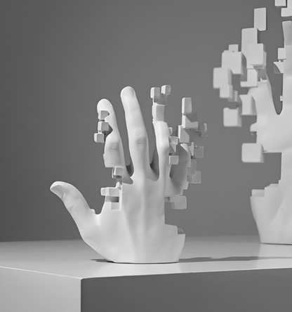 GlitchPalm – Moderne Harz-Skulptur einer abstrakten Hand in Mosaik-Optik