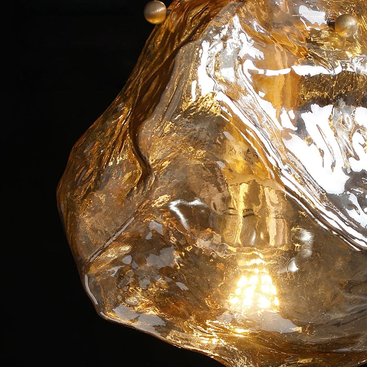 Aria – Hängeleuchte aus Eisglas und Messing