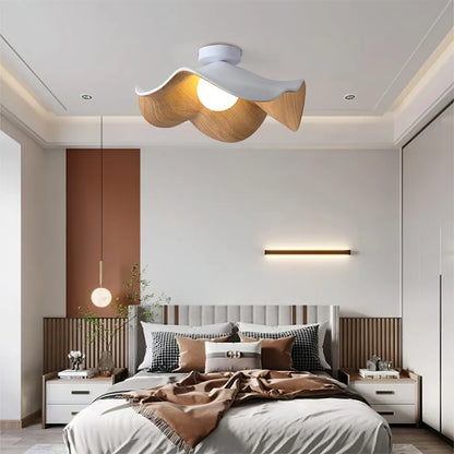 Liana – Deckenlampe aus Holz und Harz: Nordische Eleganz in Lotusform