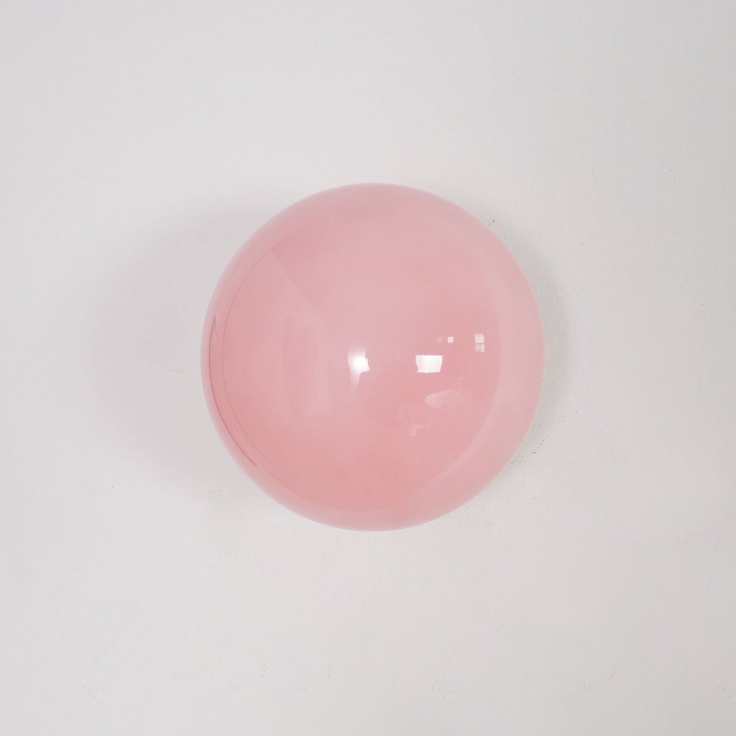 Lunaria – Wandlampe mit rosa Glasdiffusor im zeitgemäßen Design