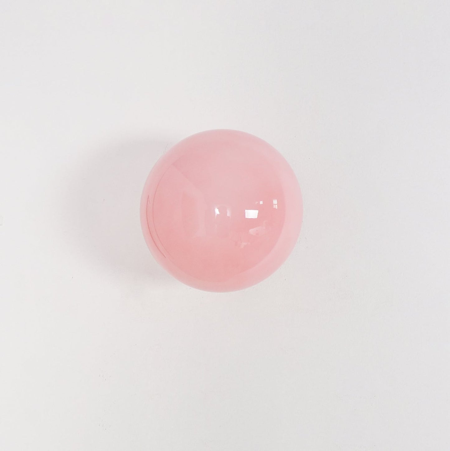 Lunaria – Wandlampe mit rosa Glasdiffusor im zeitgemäßen Design