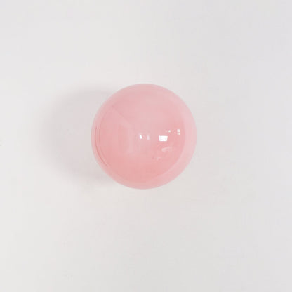 Lunaria – Wandlampe mit rosa Glasdiffusor im zeitgemäßen Design