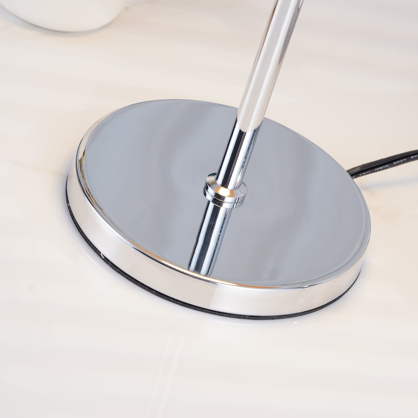 Velina – Tischleuchte im Retro-Design aus Glas