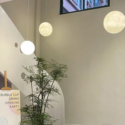 MondMagie – Hängeleuchte im schimmernden Vollmond-Design