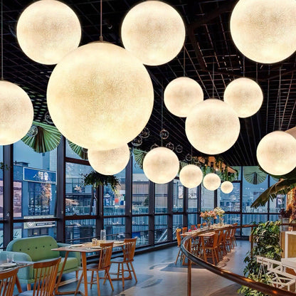 MondMagie – Hängeleuchte im schimmernden Vollmond-Design