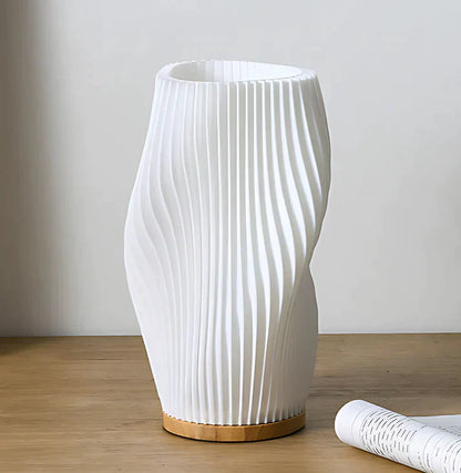 Nerea – Zeitgemäße Wavecrest Tischlampe