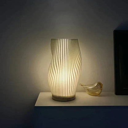 Nerea – Zeitgemäße Wavecrest Tischlampe