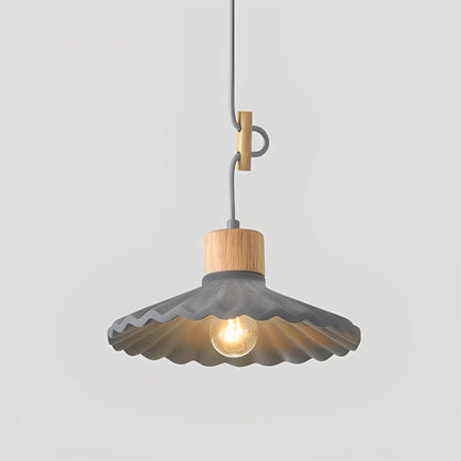 Alina – Zeitgemäßer Kronleuchter aus Resin und Holz