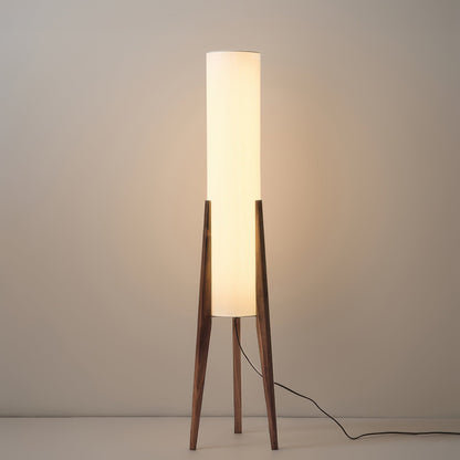 NussSchein – Edle Walnuss-Stehlampe aus massivem Holz