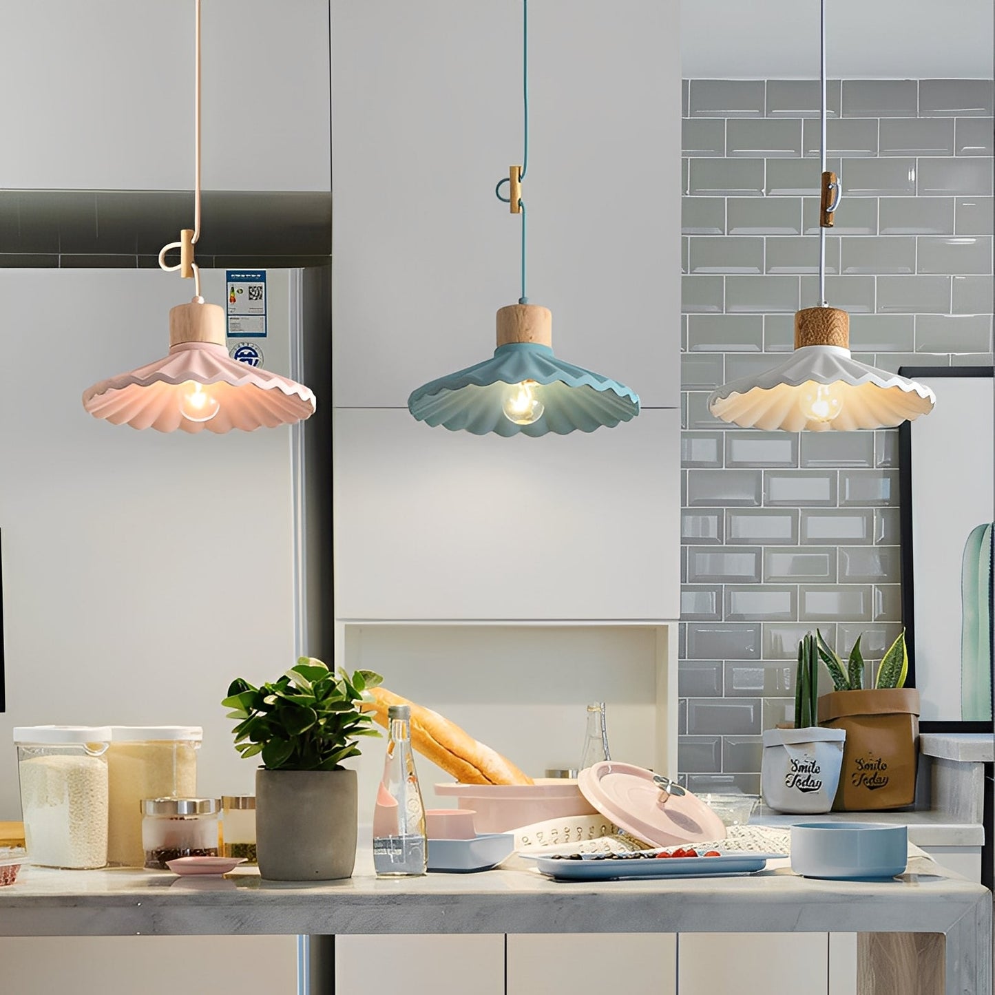 Alina – Zeitgemäßer Kronleuchter aus Resin und Holz