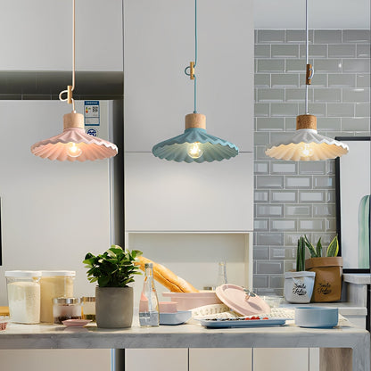 Alina – Zeitgemäßer Kronleuchter aus Resin und Holz