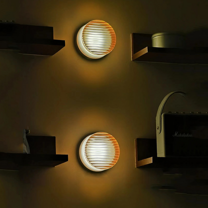 Inga – Nordische Wandlampe mit Strukturglas
