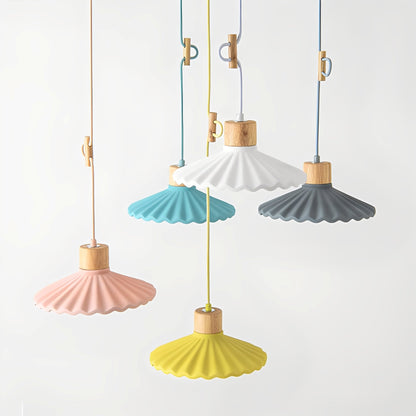 Alina – Zeitgemäßer Kronleuchter aus Resin und Holz