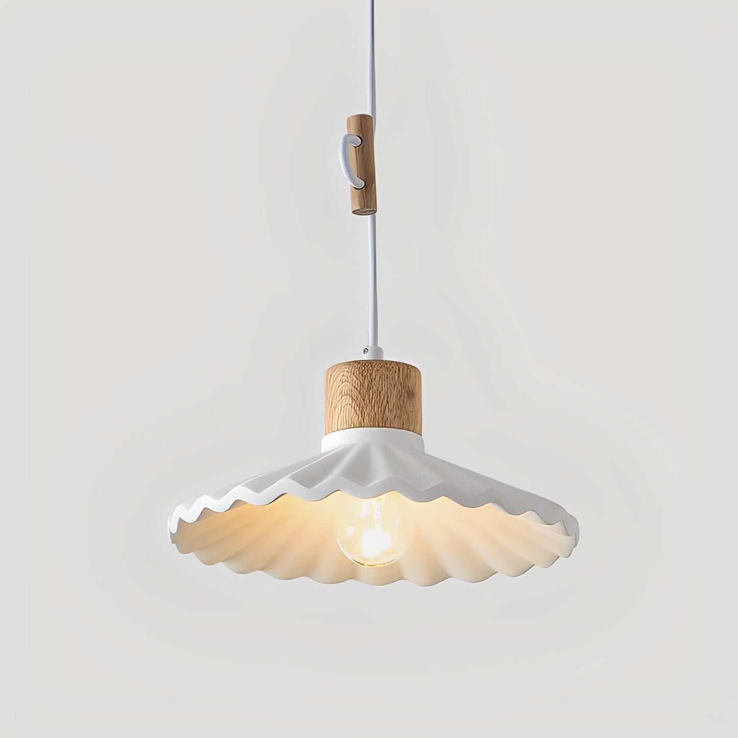Alina – Zeitgemäßer Kronleuchter aus Resin und Holz