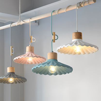 Alina – Zeitgemäßer Kronleuchter aus Resin und Holz