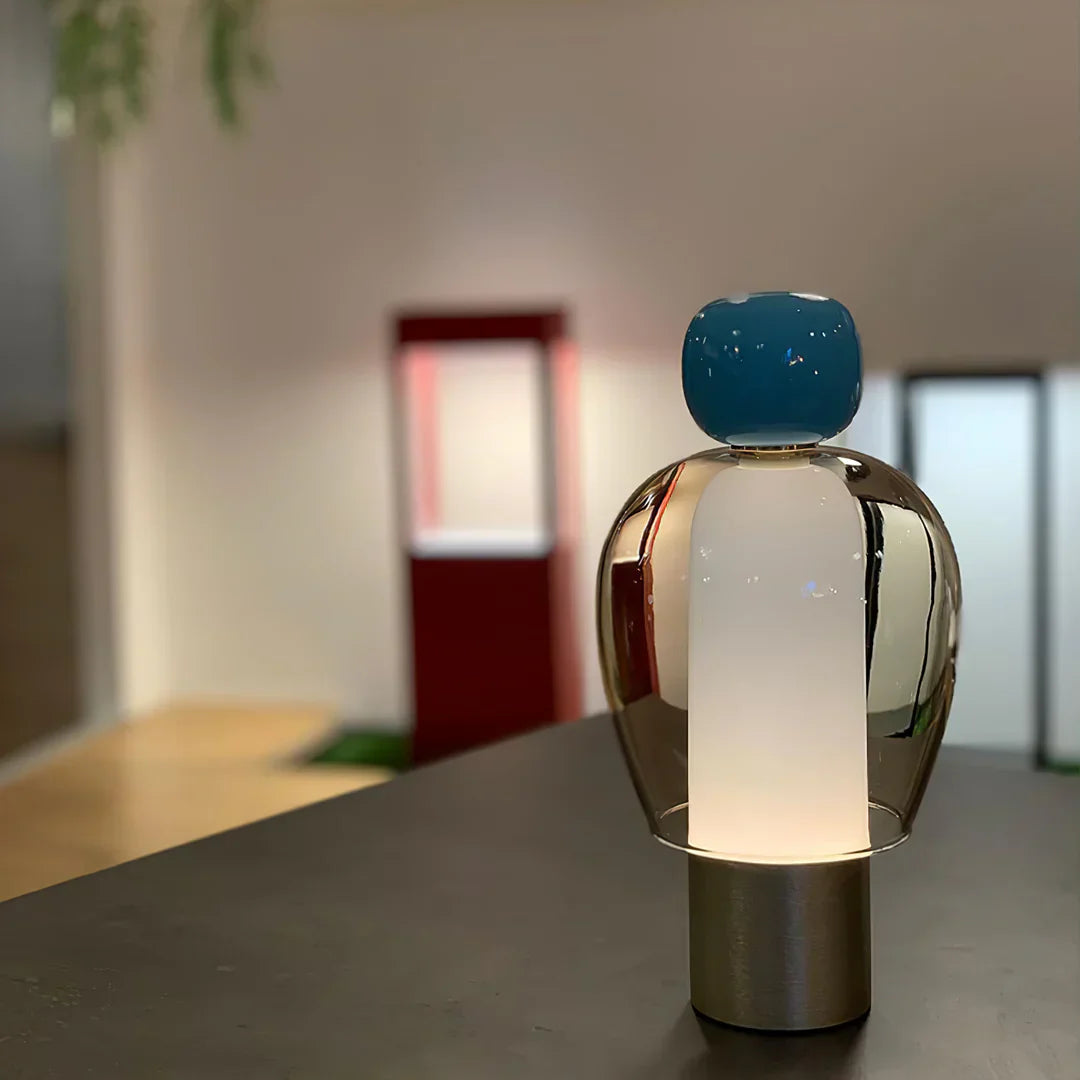 Vetra – Moderne, schlicht gestaltete Glastischlampe