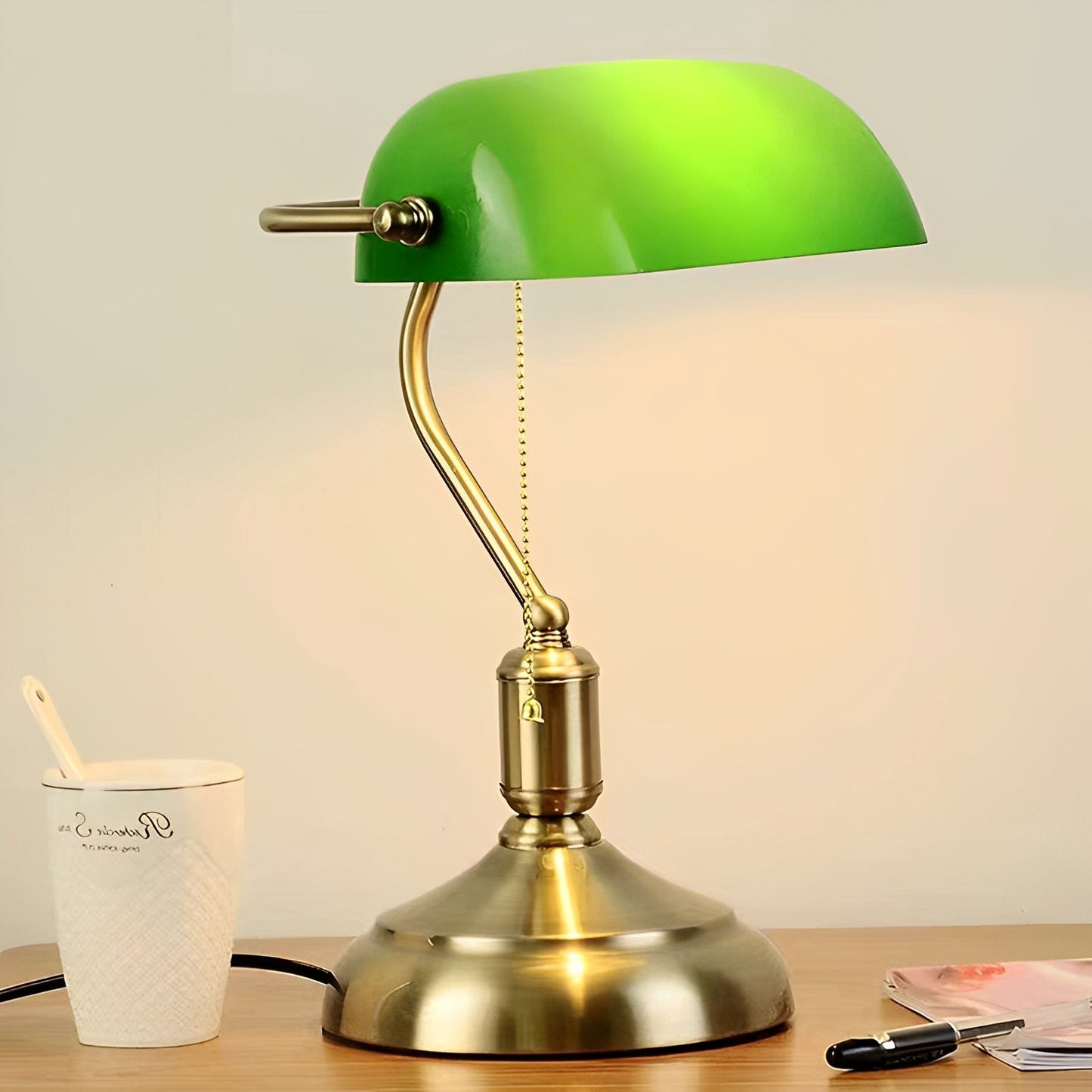 Theresa – Europäische Tischlampe mit Glasfuß: Klassischer Look trifft zeitlose Eleganz