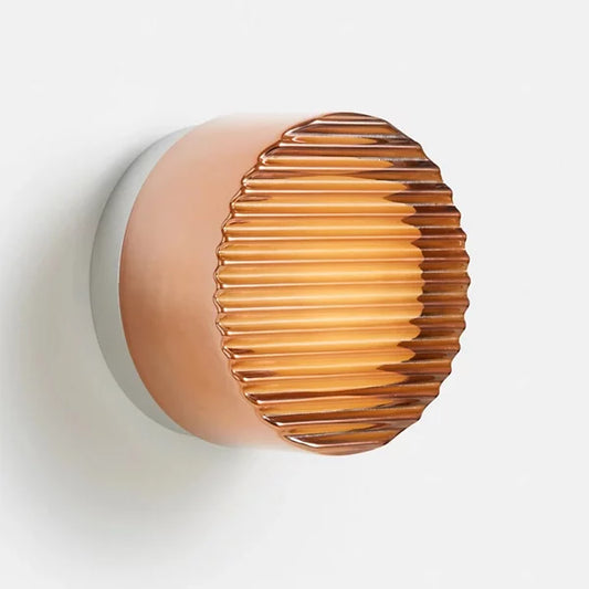 Inga – Nordische Wandlampe mit Strukturglas