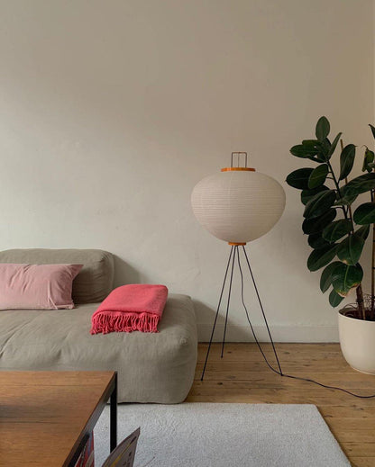 Noa – Stehlampe aus Reispapier: Schlichte Ruhe als Licht
