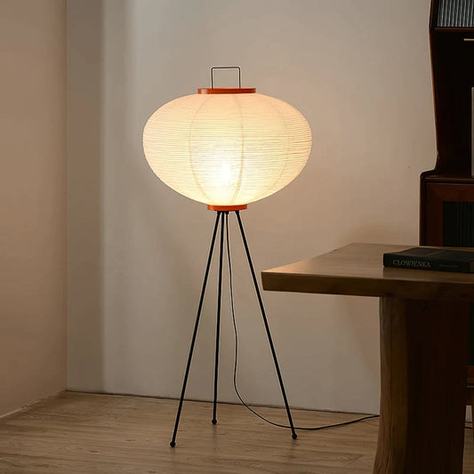 Noa – Stehlampe aus Reispapier: Schlichte Ruhe als Licht