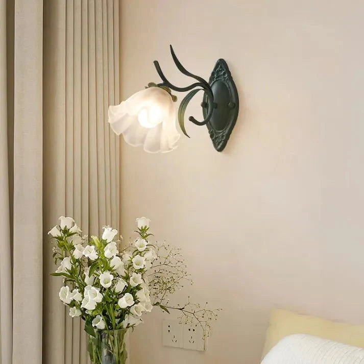 Liora – Maiglöckchen Blume Wandlampe