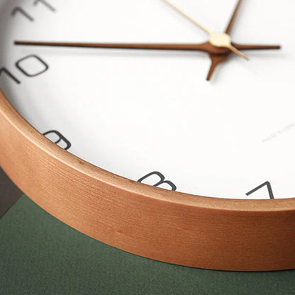 Nordische minimalistische Wanduhr aus Holz