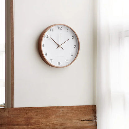 Nordische minimalistische Wanduhr aus Holz