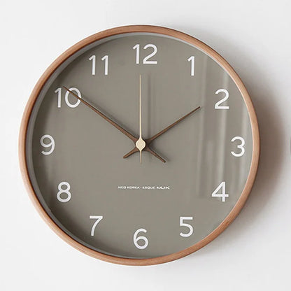 Nordische minimalistische Wanduhr aus Holz