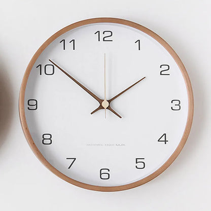 Nordische minimalistische Wanduhr aus Holz