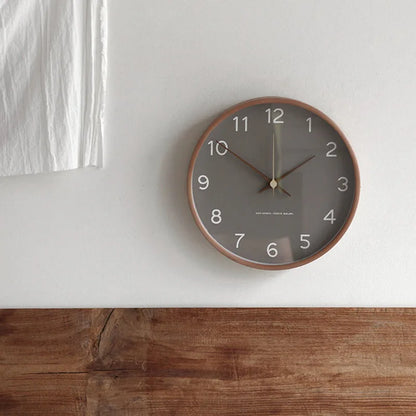 Nordische minimalistische Wanduhr aus Holz