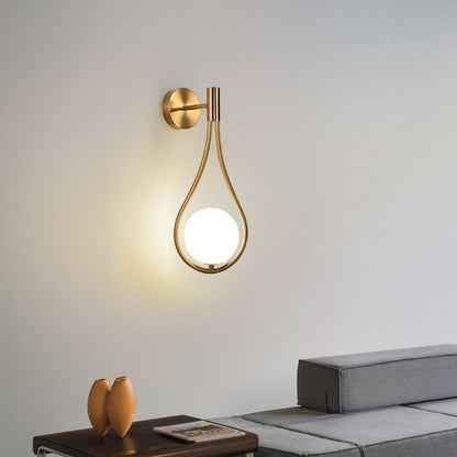 Aurora - Goldene Wandleuchte mit Glas-Globus