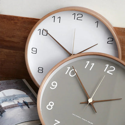 Nordische minimalistische Wanduhr aus Holz