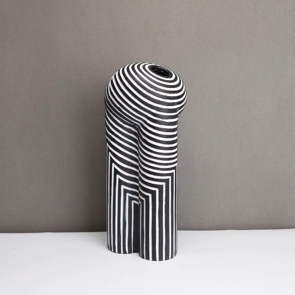 Vivienne – Europäische Vase mit Schwarz-Weiß-Muster
