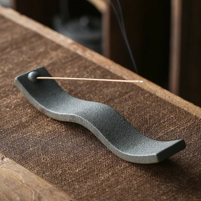 WaveZen – Räucherstäbchenhalter in Wellenform aus Keramik
