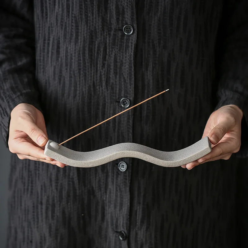 WaveZen – Räucherstäbchenhalter in Wellenform aus Keramik